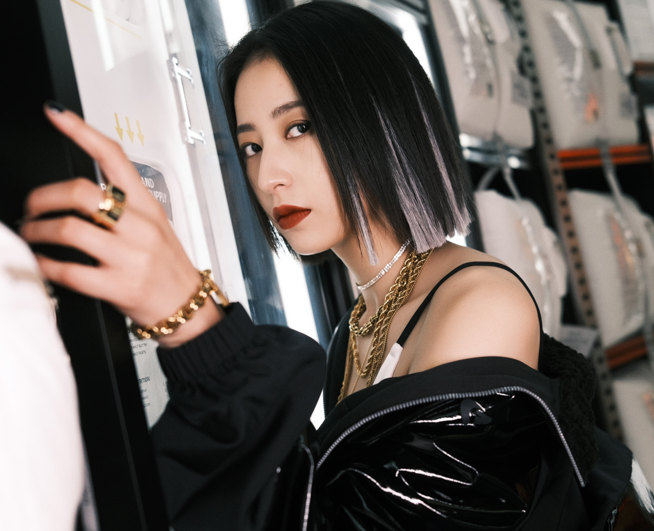 周雨彤# nike woman forum 周雨彤 今日奶奶灰挑染发色酷girl活力