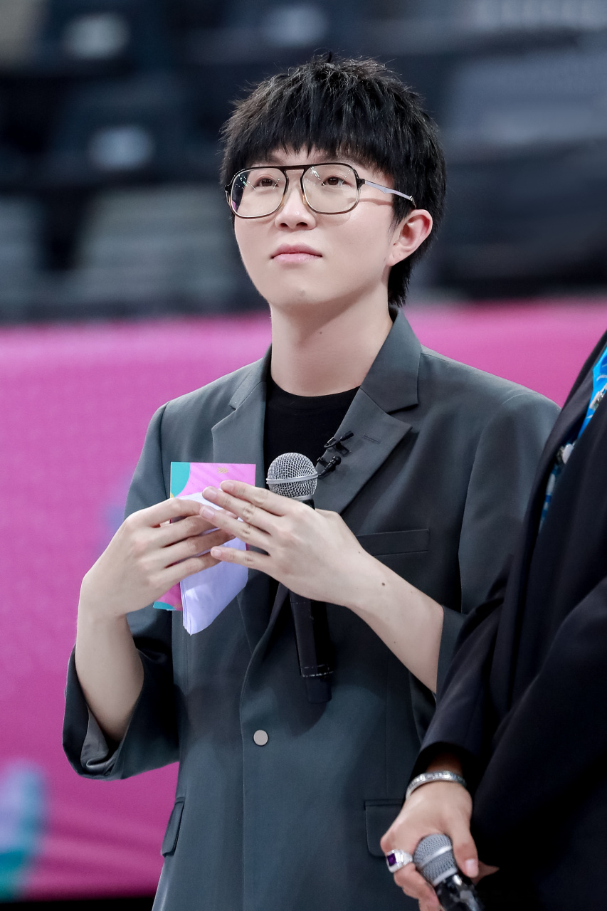 毛不易@毛不易创造营2020,今天是身着成套中袖西装的毛教练@毛不易