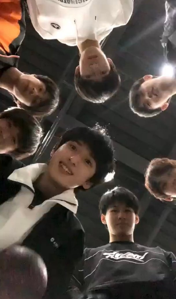 时代少年团这个角度的自拍,小男孩的快乐哈哈哈哈,来看看第一眼谁更