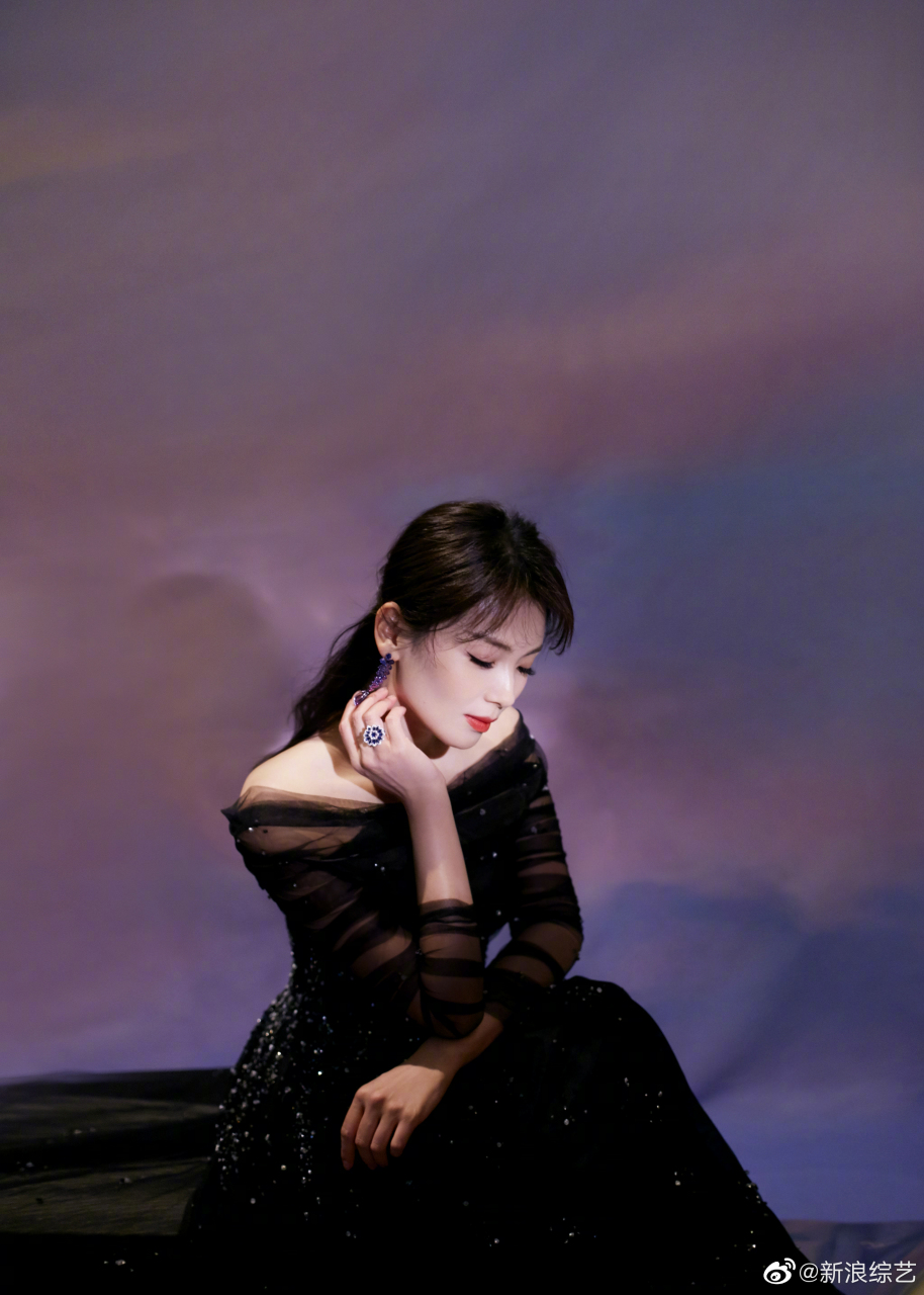刘涛气质袭人, 涛姐@刘涛 身穿一字肩黑色碎钻长裙出席金鹰节颁奖