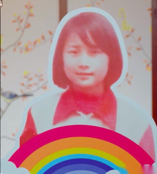 原本以为年轻的时候贾玲就已经很美了,没想到小时候更美!