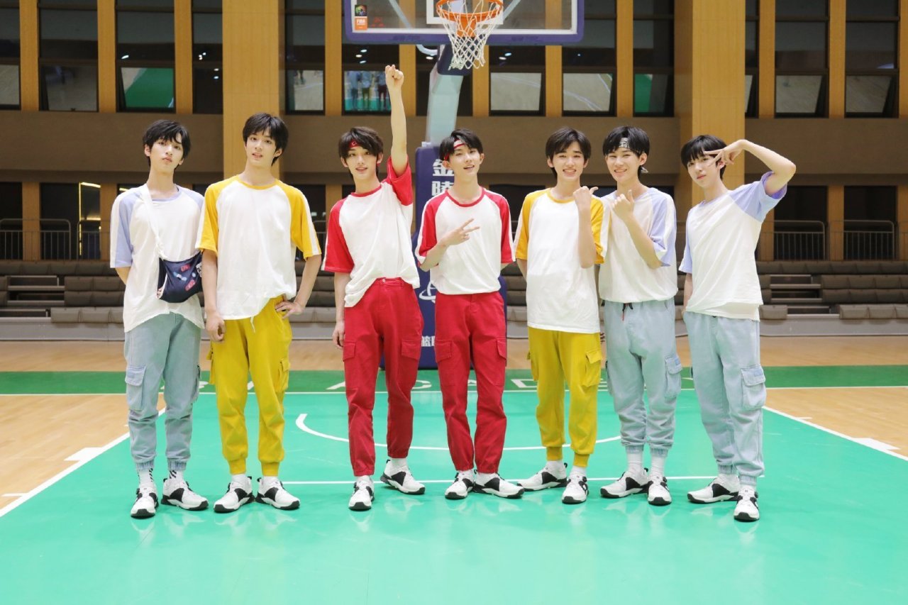 时代少年团运动会合照,元气满满,第一眼看到谁?