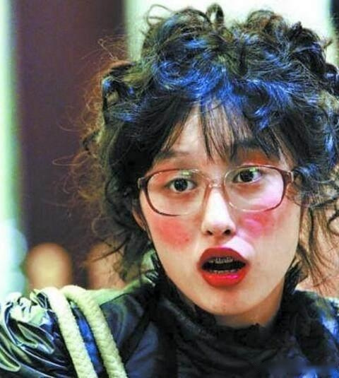 她的扮丑巅峰是《丑女无敌》,丑到极致,但是在《宝莲灯》中扮演的嫦娥