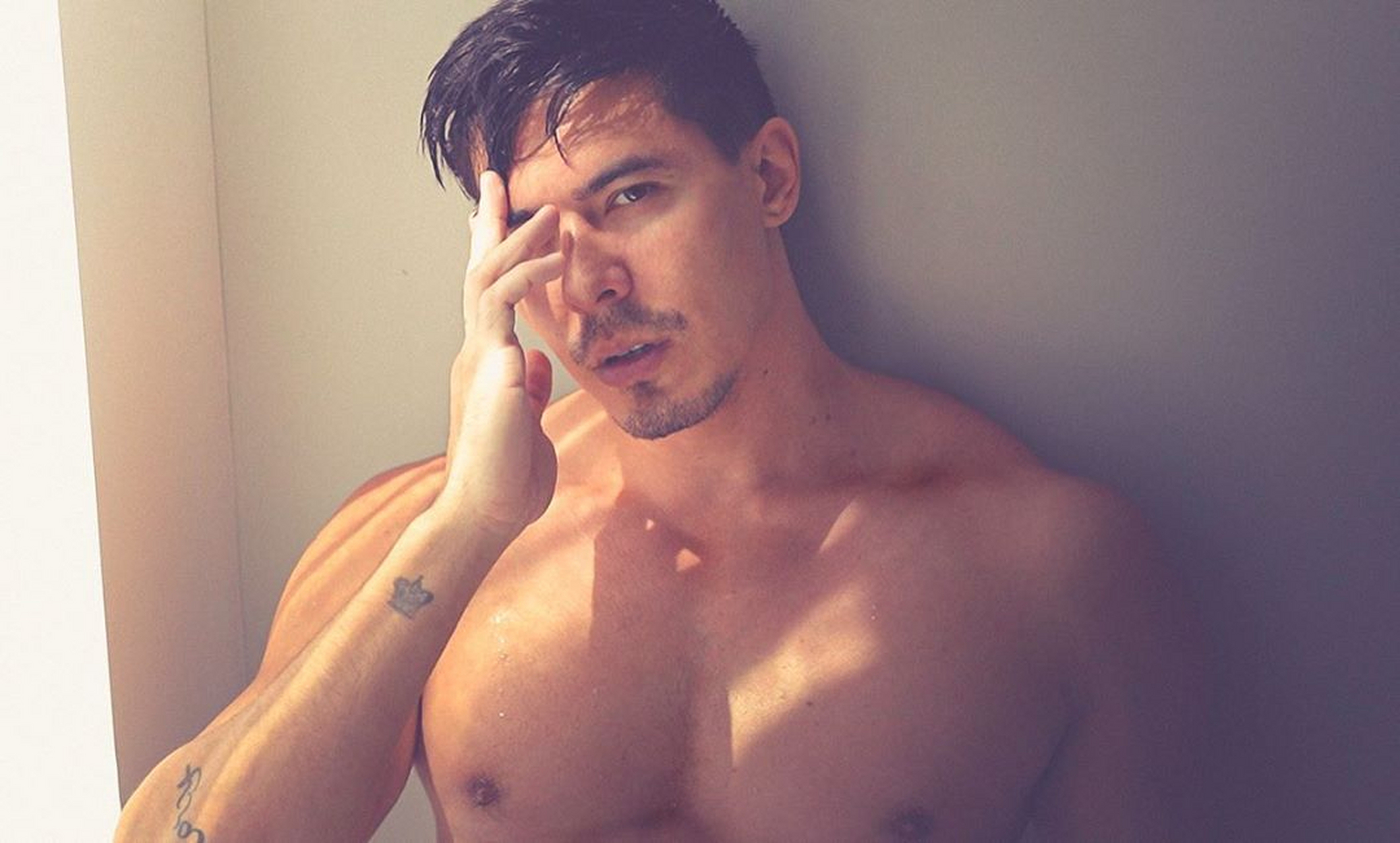 刘易斯·陈性感新写真美图大赏![期待][亲亲][舔屏][色][抓狂]