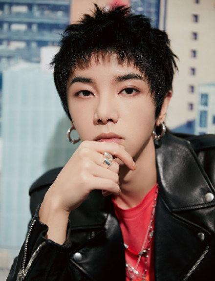 华晨宇这眼神措不及防的杀到我,身着白色上衣温柔绅士,戴金丝眼镜禁欲