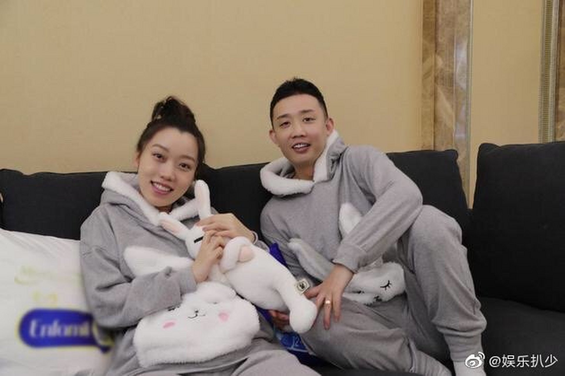 gai首晒儿子正面照,柚柚大眼圆圆可爱十足[太开心]