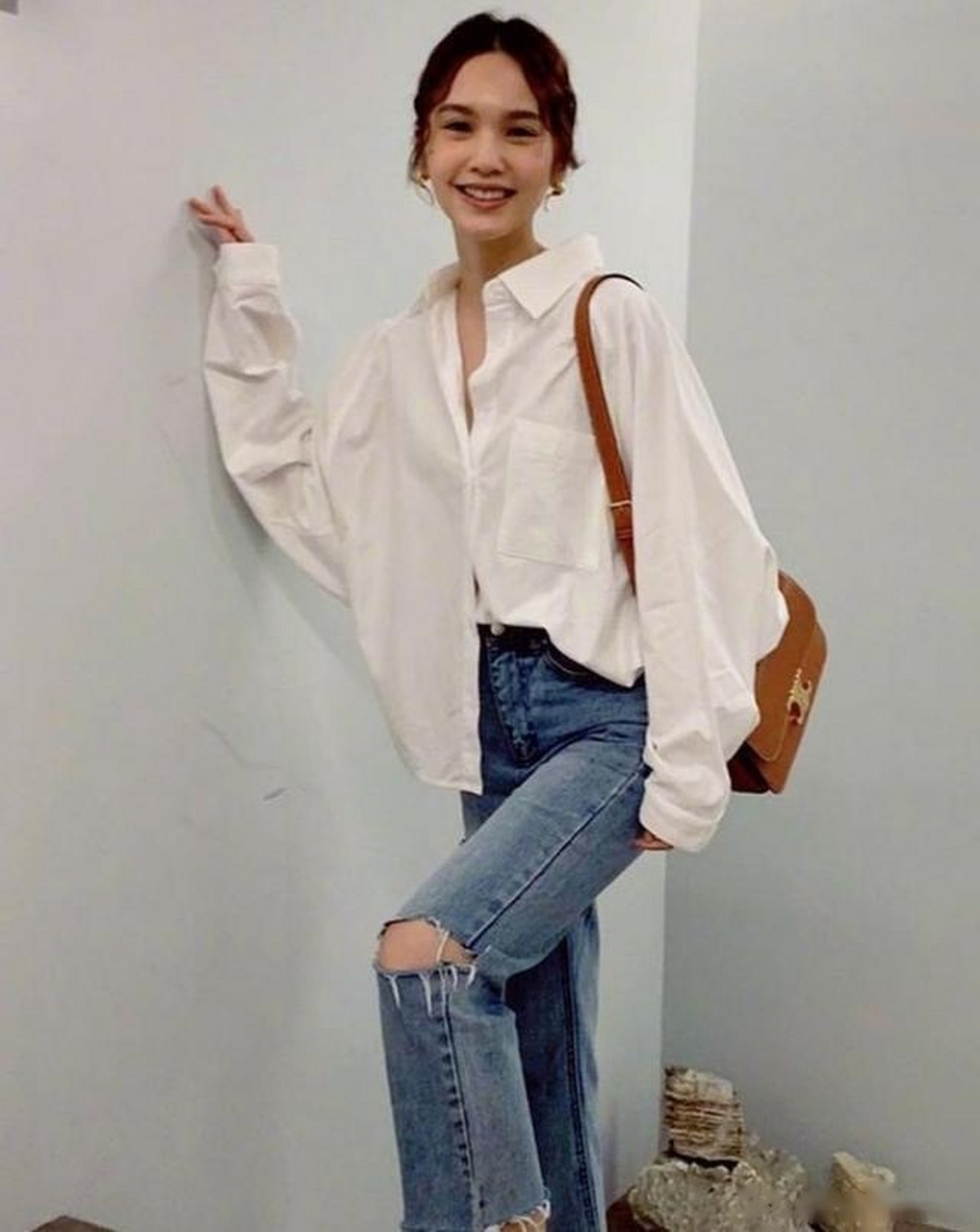 看到杨丞琳衬衫解开的位置懵了,这样穿搭方法也太大胆了吧,一般人还真