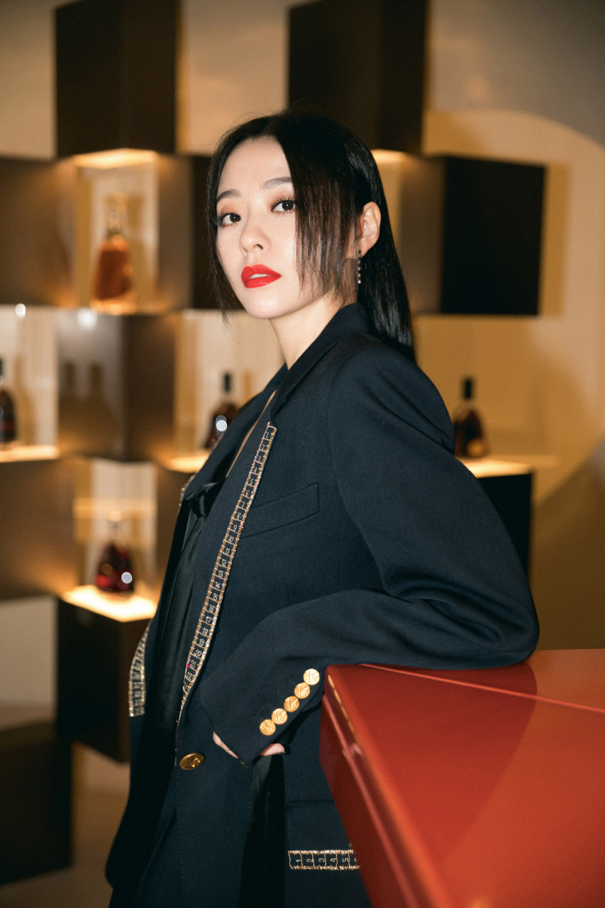 张靓颖廓形西装,明艳红唇,浓烈的红裹携着神秘的黑,每一秒的定格,都