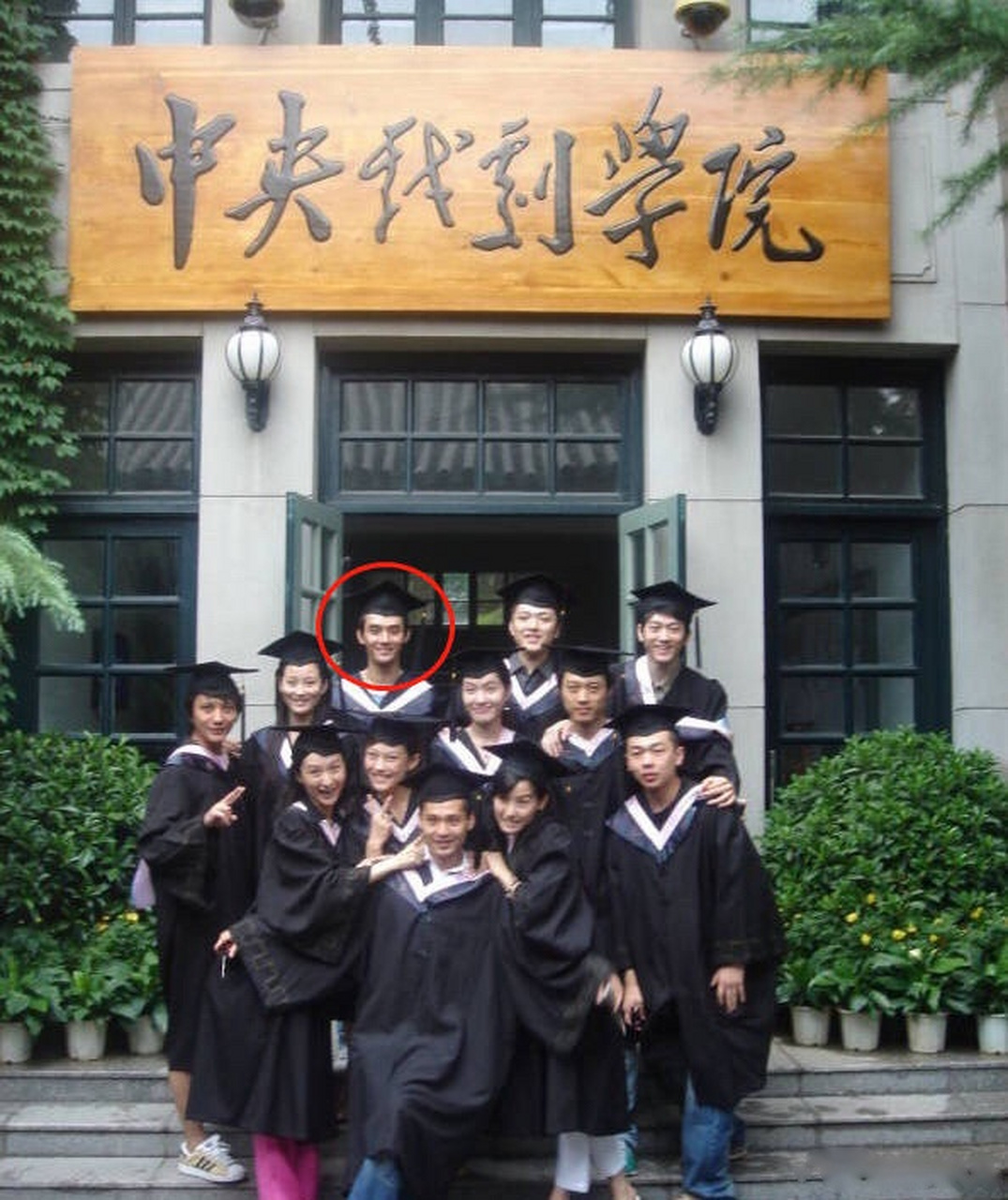 王凯大学毕业照,哈哈大学时候的王凯青涩又帅气,现在看他的童年照也