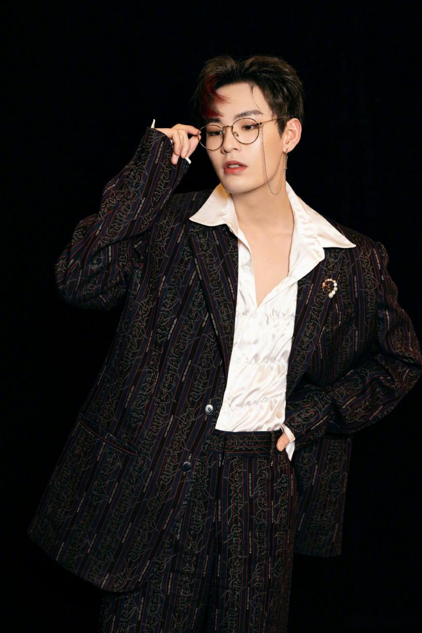 unine_姚明明 一身廓形暗红西装套装搭配复古胸针尽