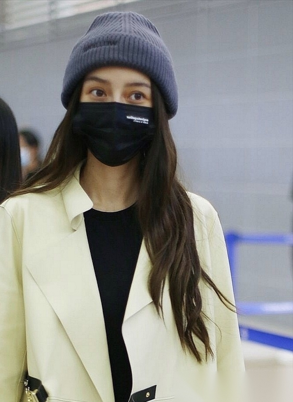 angelababy素颜现身机场,这身材这穿搭,生图简直绝了[good]