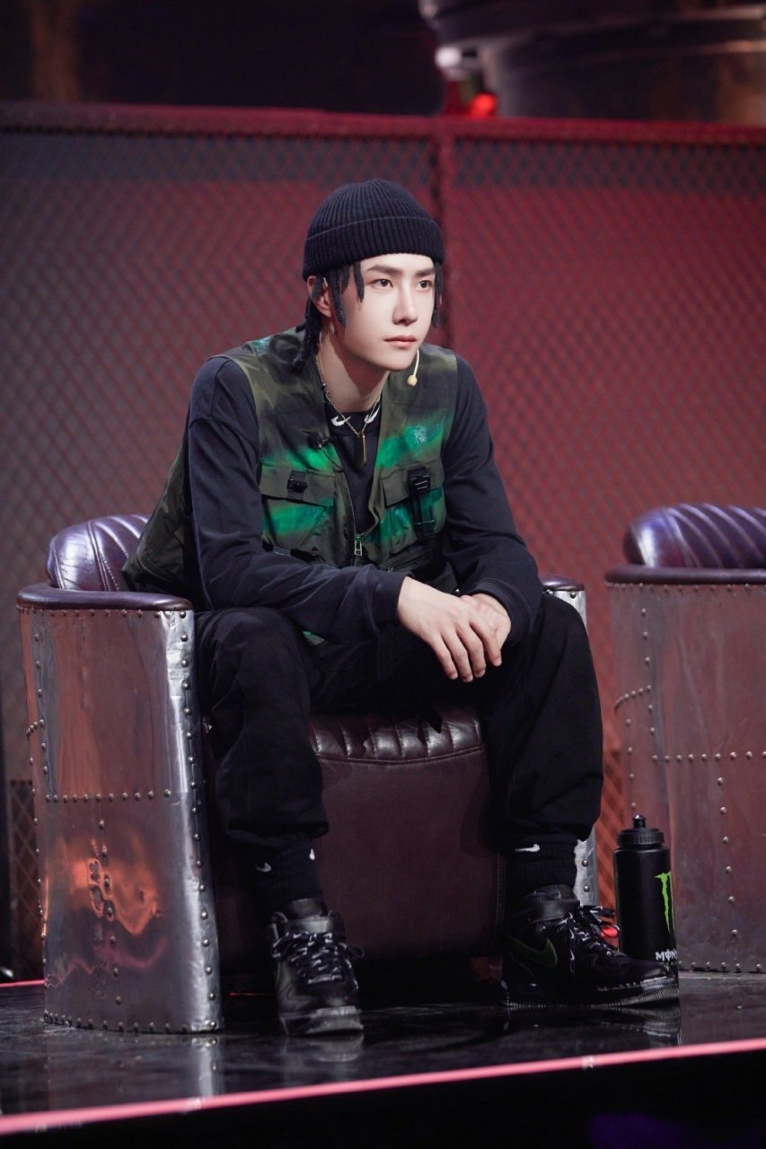 充满原始野性的舞蹈,魅惑而迷人,黄绿色的灯光又为这