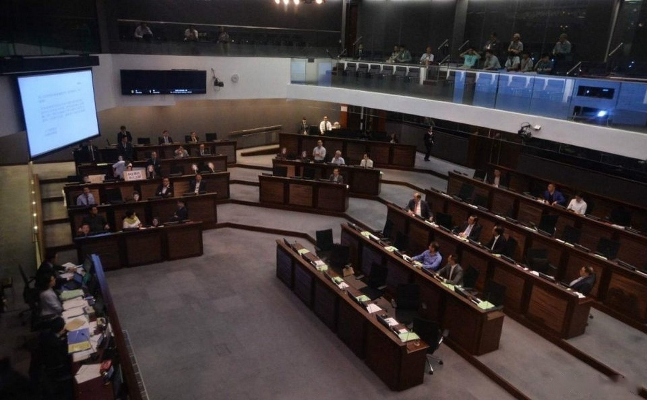 【香港公务员加薪欲排除警队 多个公务员团体发信:这事儿我们不同意】