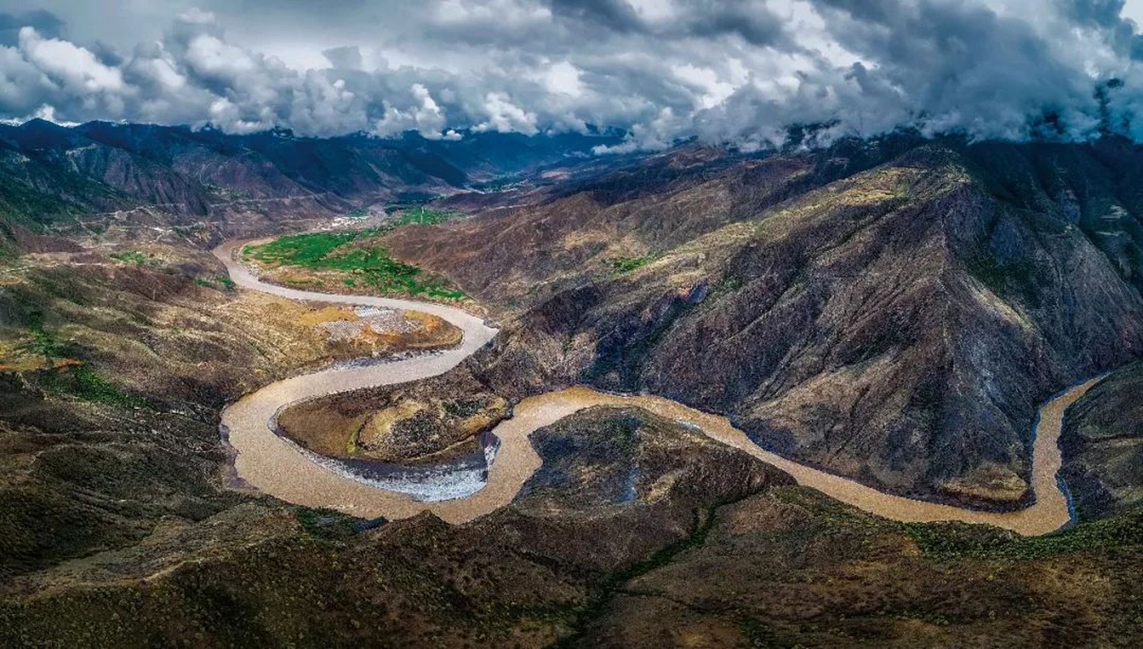 川藏中线—在洛隆县俄西乡,怒江呈现出不可思议的马蹄形大拐弯,壮阔
