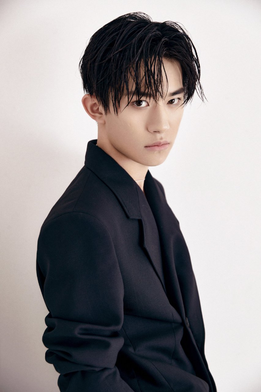 间自信从容",今晚八点,和飞行导师易烊千玺一起见证青春里的无限可能