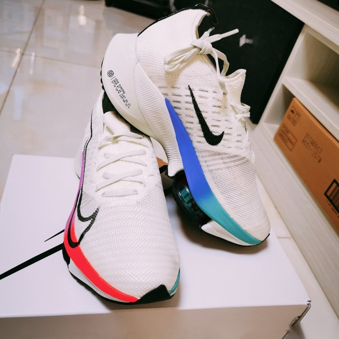 刚到手还带着温度的～nike air zoom tempo next% 跑鞋,第一时间分享