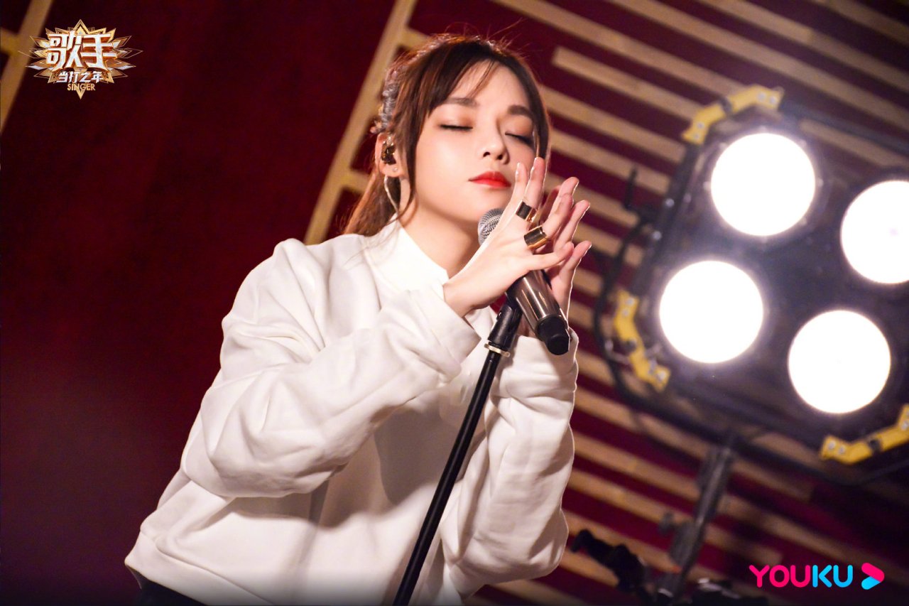 相信一切都会如歌中所唱的那样:"黎明的那道光,会越过黑暗"#歌手当