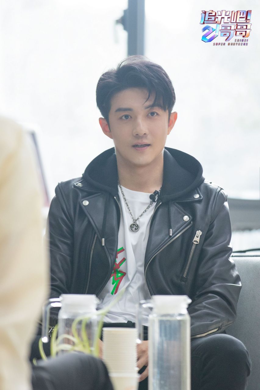 别忘记关注下周@李泽锋追光吧哥哥 初舞台[期待]