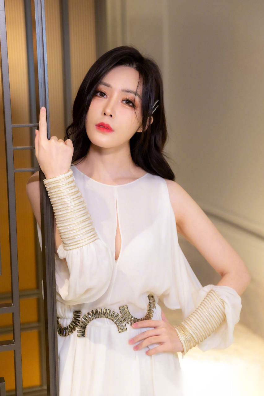 汤晶媚一身曼妙白裙飘逸温婉,尽显淡雅气质.