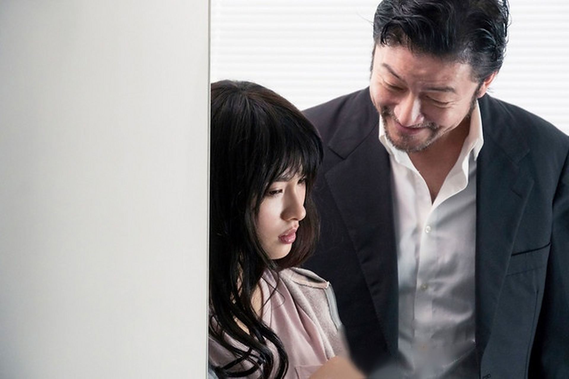 土屋太凤&芳根京子《深红累之渊》曝光剧照.