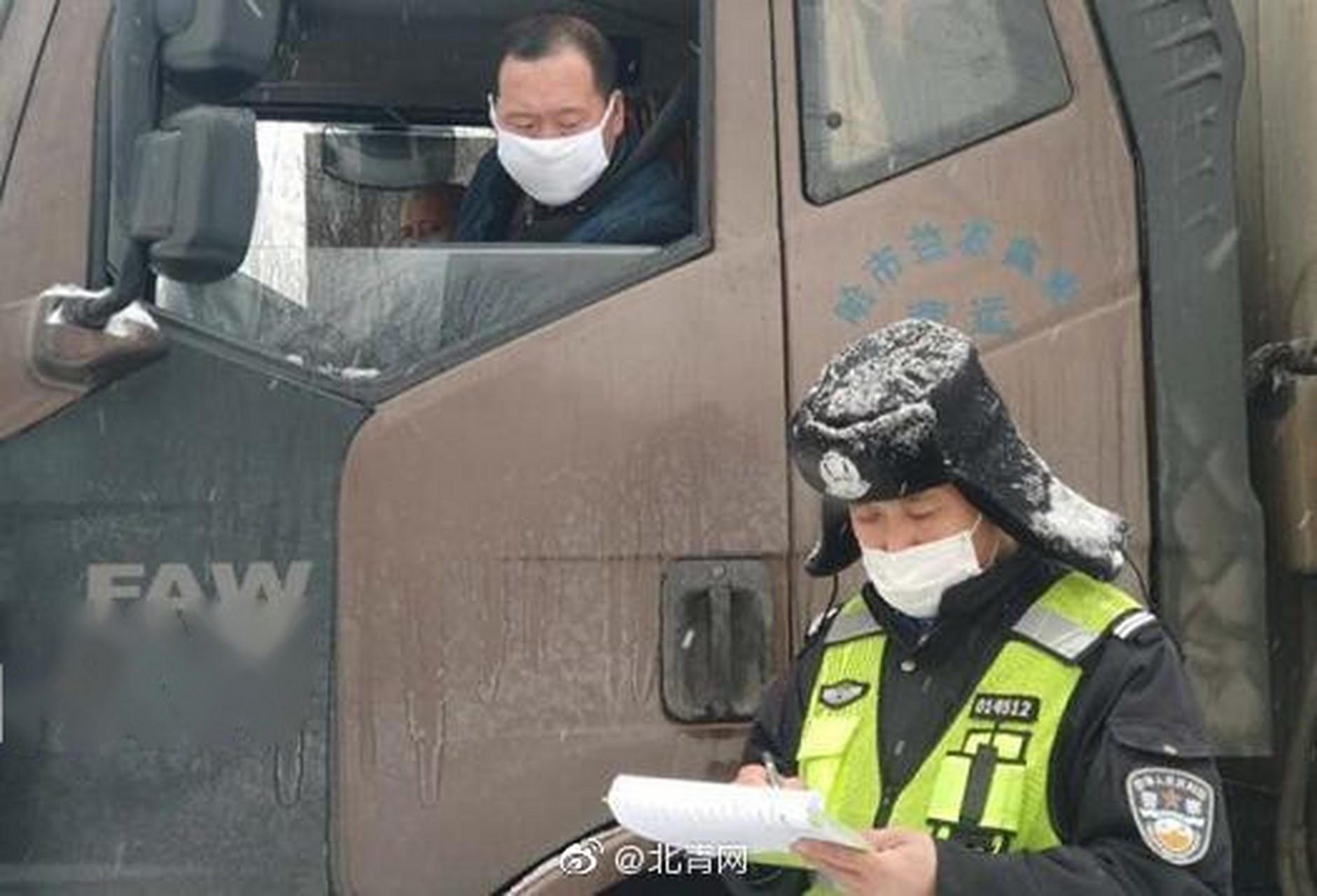 【老民警李德利:冲在抗疫一线的"伤员党员】连续23天,李德利和战友们