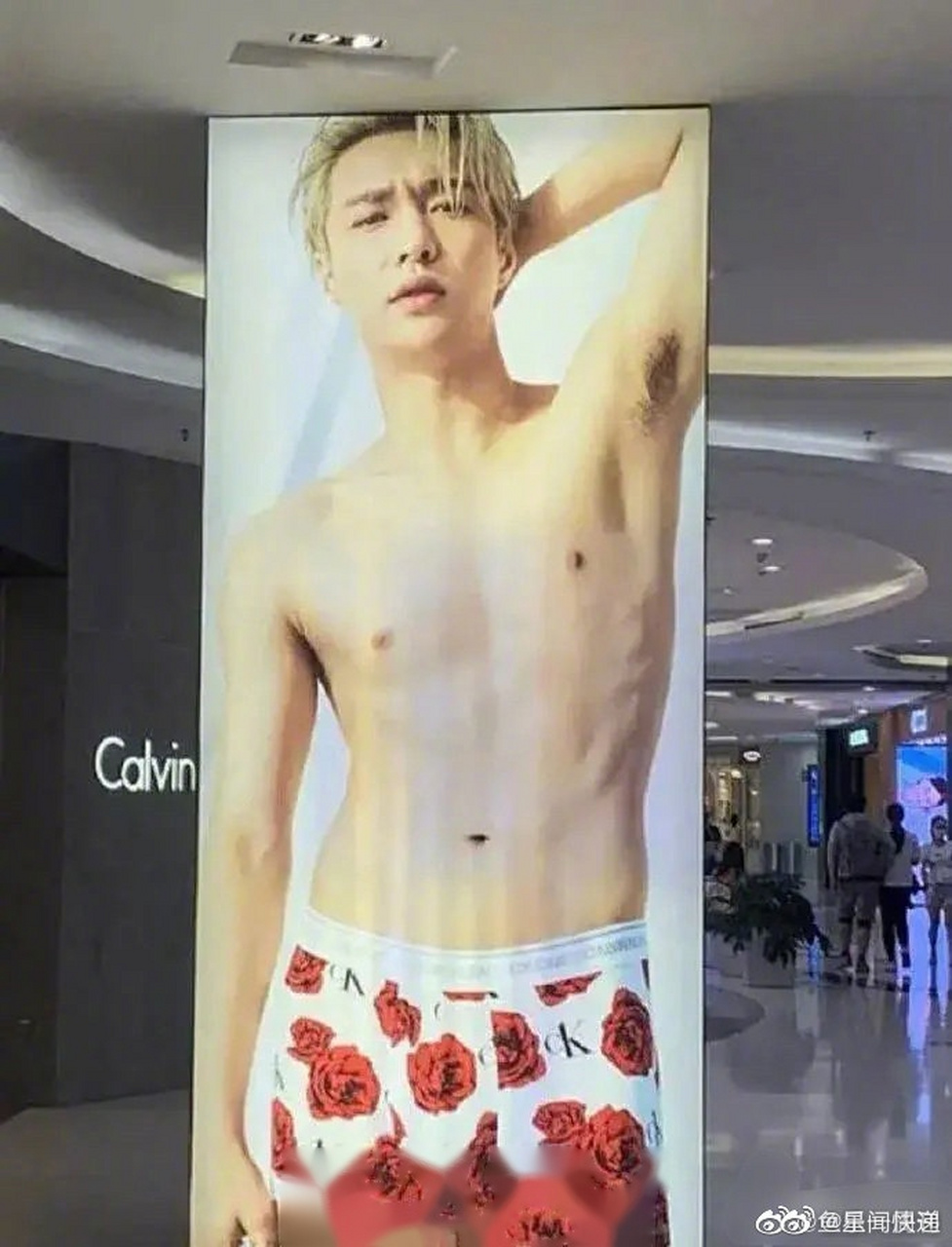 30岁张艺兴ck广告太辣眼睛,张艺兴代言ck,拍的广告在商场大屏幕上显示