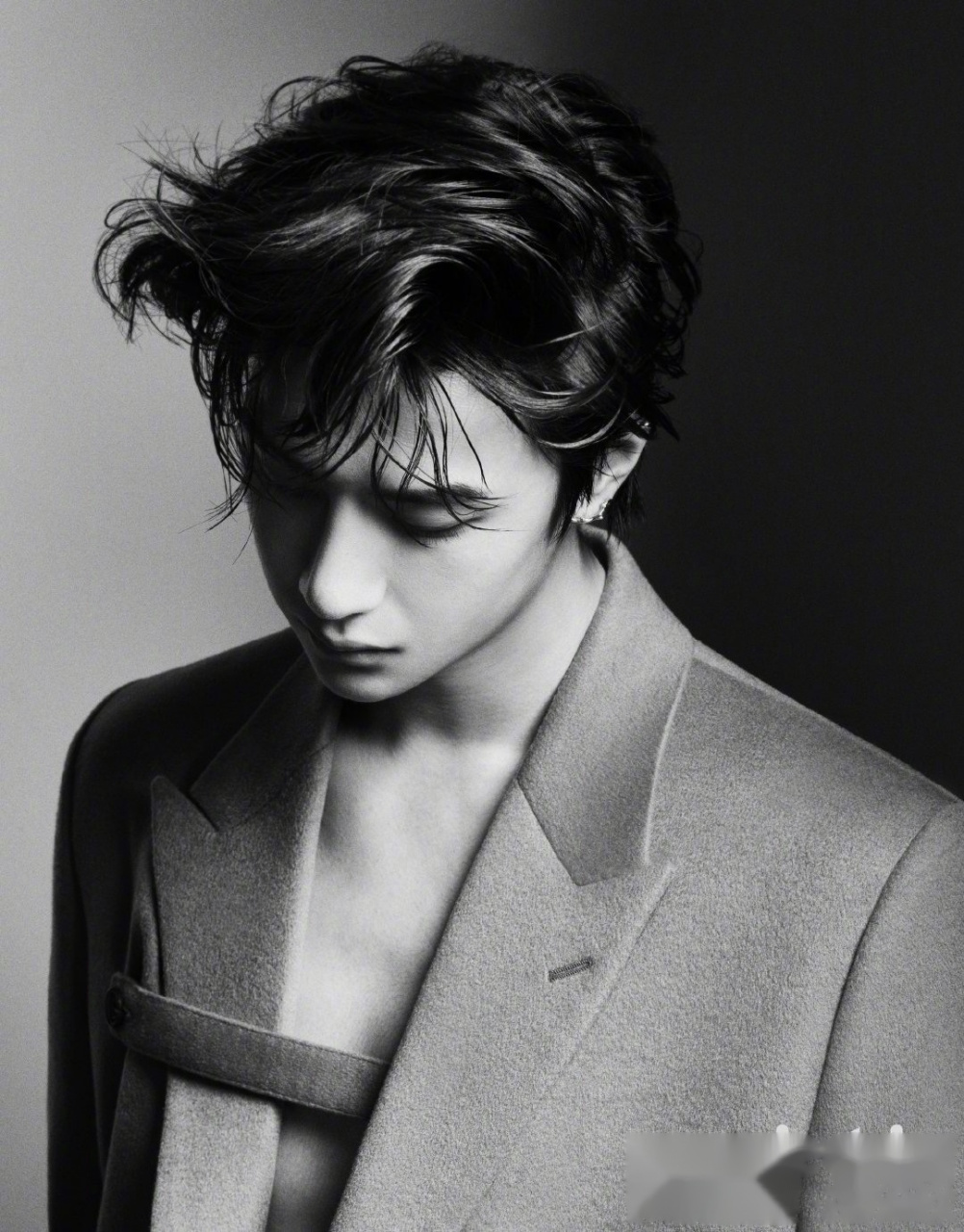 王一博面纱造型#王一博登《嘉人》6月刊封面内页发布,遵循内心,用