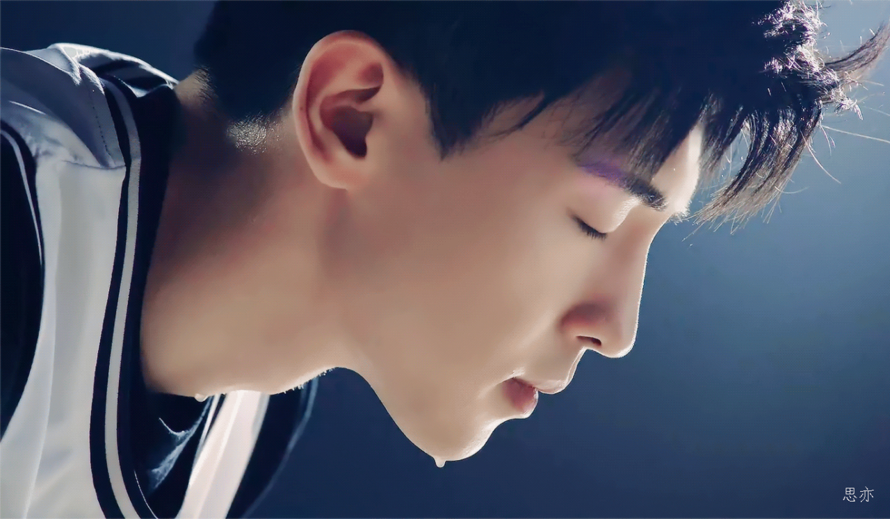 「邓伦名品鼻梁合集」  邓伦的鼻梁真的太优越了,来品品这个侧颜,简直