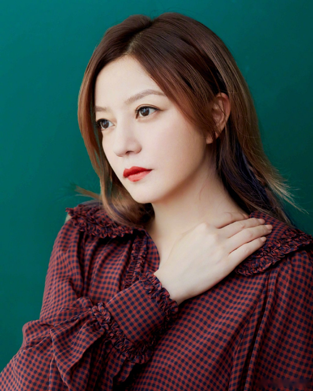 赵薇# 全新时尚大片释出,赵薇身着红棕格子上衣搭配同色系短裤,简约