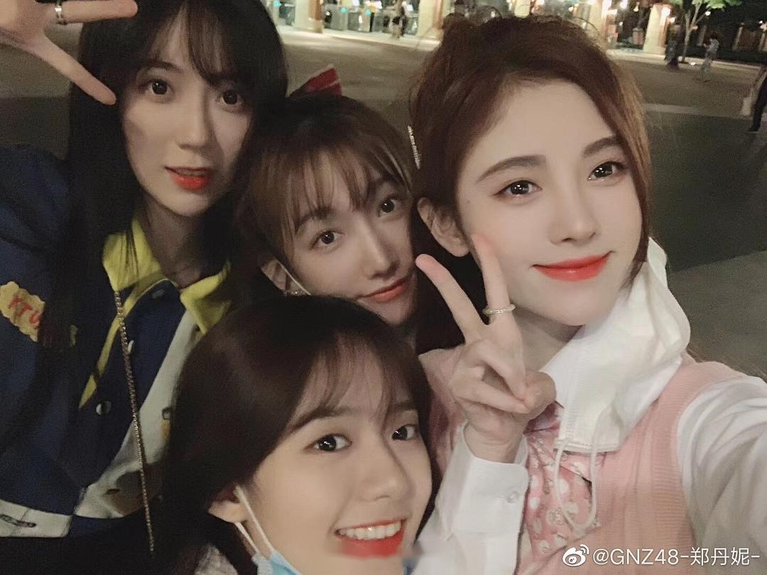 鞠婧祎跟队友一起去迪士尼,队友发了合照,鞠婧祎只发了单人照,是不想