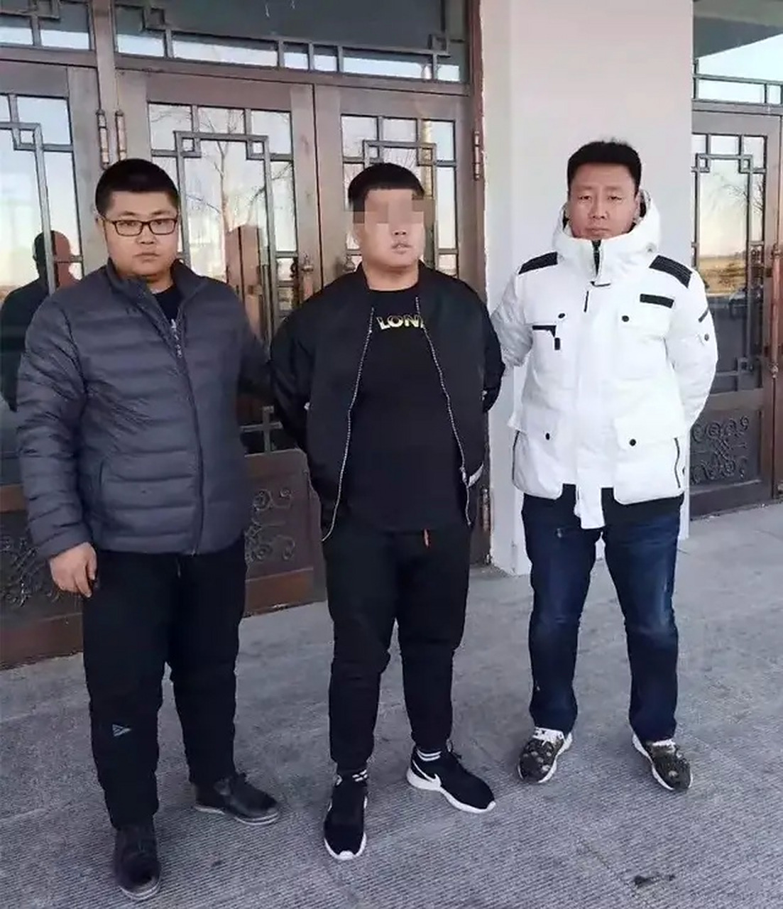 赵某帮人打架斗殴伤人后畏罪潜逃,被五常市公安局拉林派出所网上通缉.