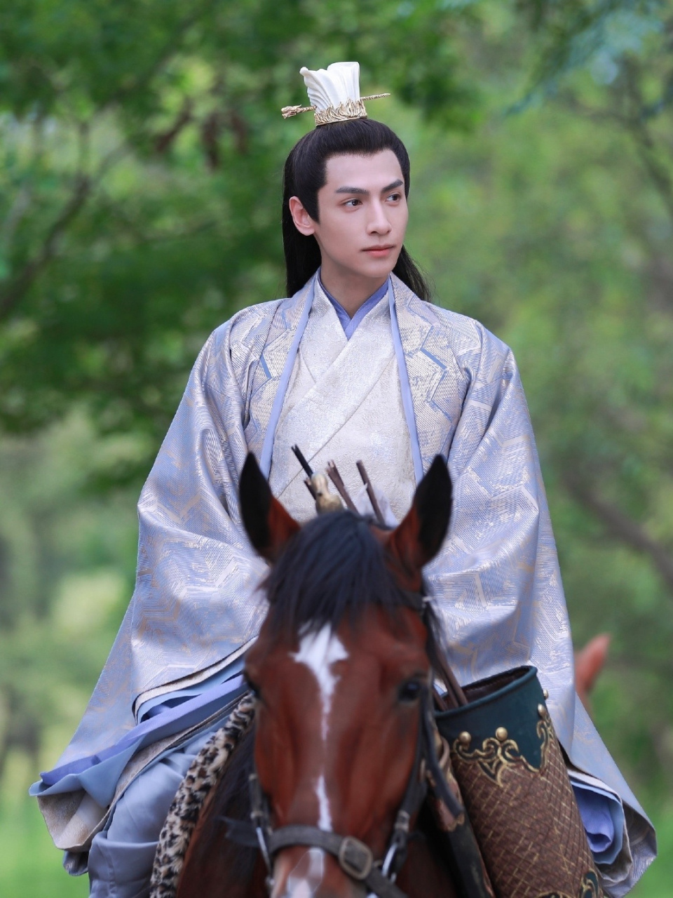 西风不解意,吹落抱香枝.