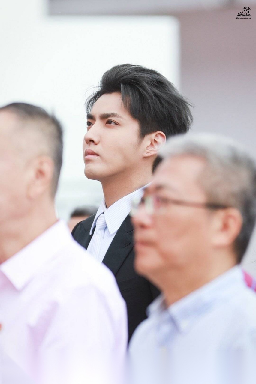 吴亦凡最新活动路透曝光,一身黑色西装帅气挺拔,无滤镜的生图都好能打