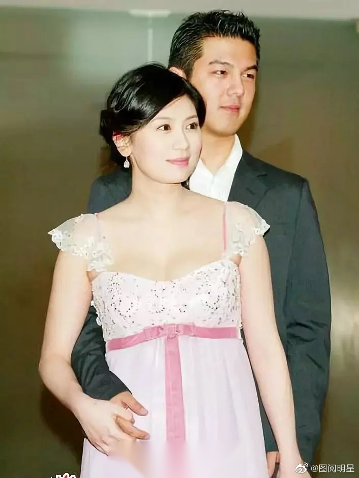 2006年的一天深夜,贾静雯给黄磊发了一条短信:你好吗?我好想你.