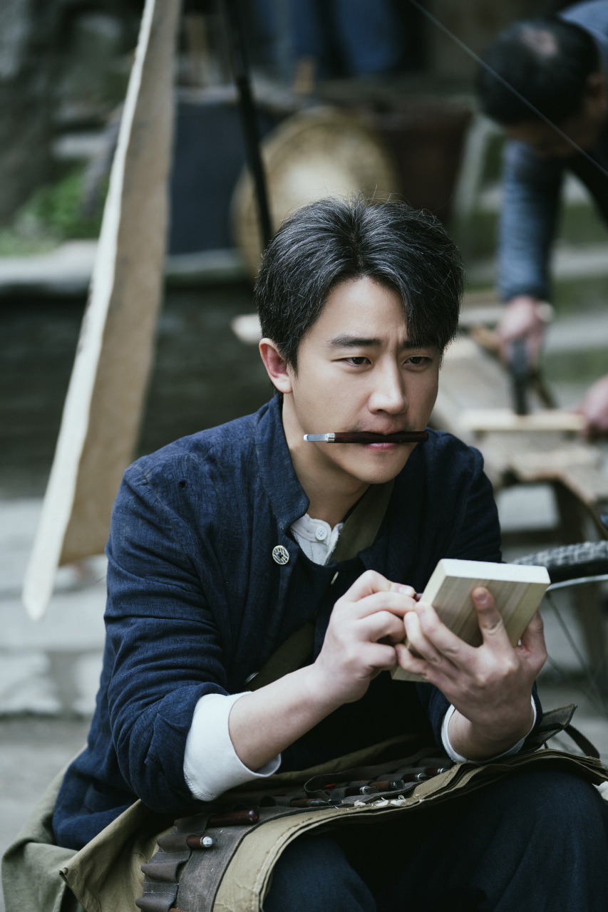 黄轩瞄准开播 看完前两集,室室替木雕师曾思过@黄轩 问一句各位:"刻