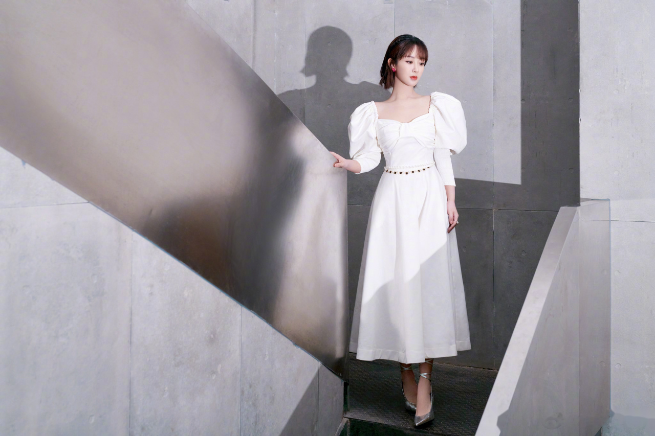 杨紫一袭白色长裙造型搭配银色高跟鞋出席活动,是翩翩下凡的小公主了