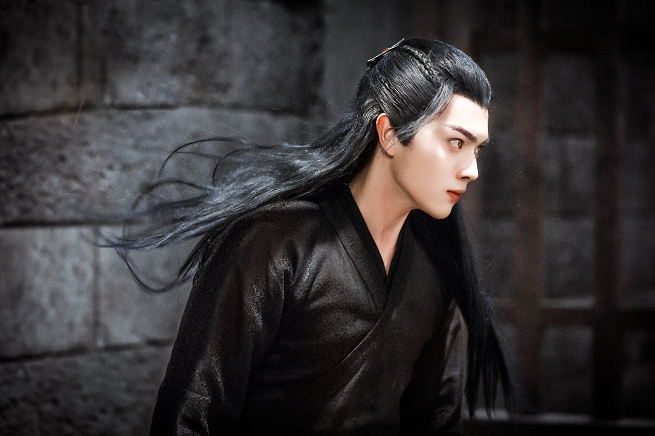 总有一人用尽一切守护着爱的人, 哪怕受伤,纵使失望.