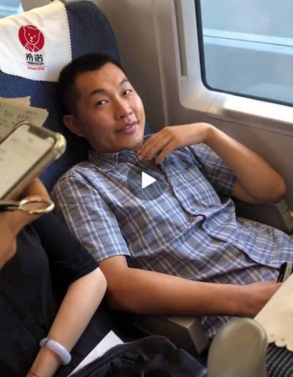 高铁霸座男孙赫 被列入黑名单,以后乘坐火车都会受限制