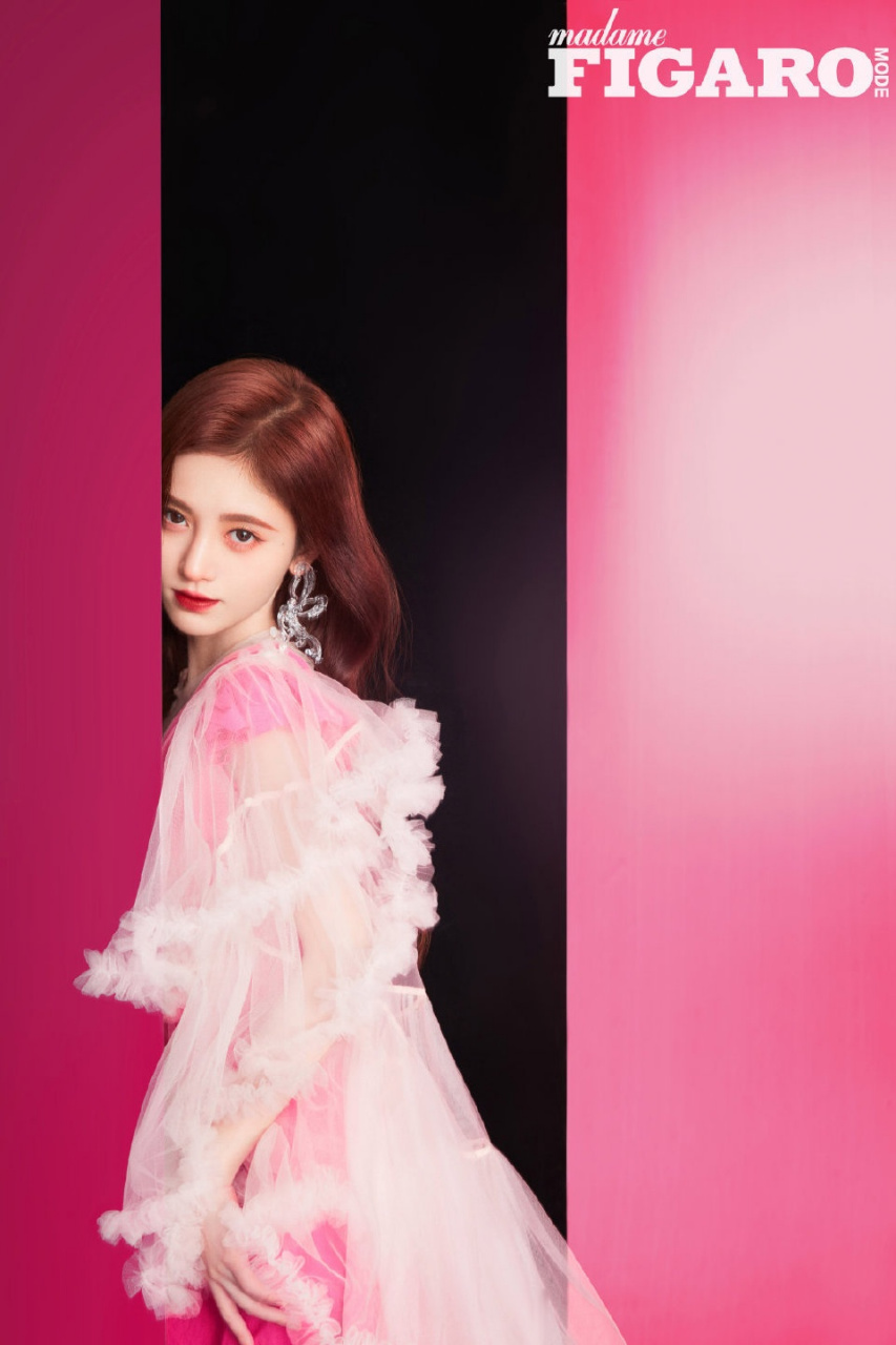 鞠婧祎杂志封面大片,被吐槽都是一个角度,和她自拍没区别[三哈]