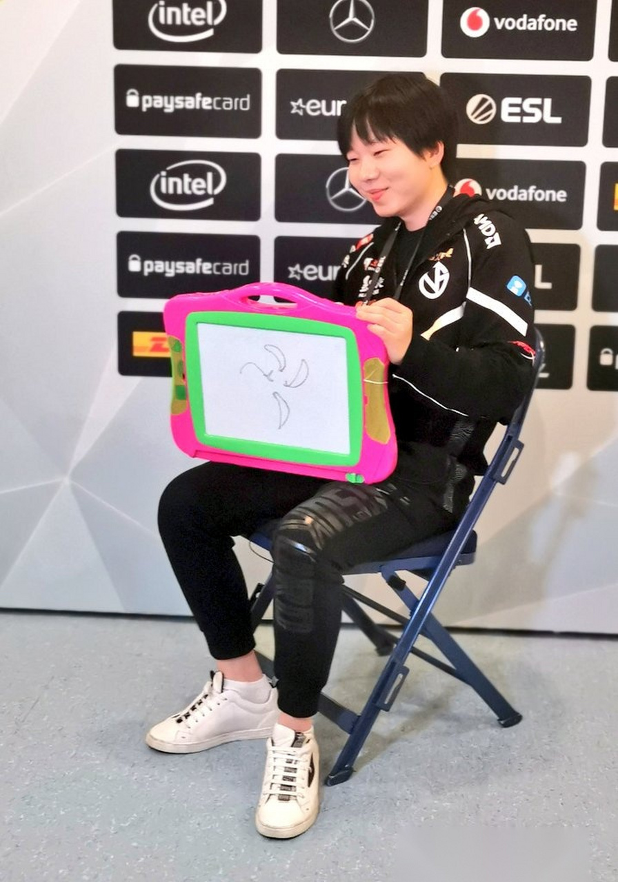 跟大家分享一个小花絮,在媒体日他们让拒绝者eurus画一个nip的队标,这