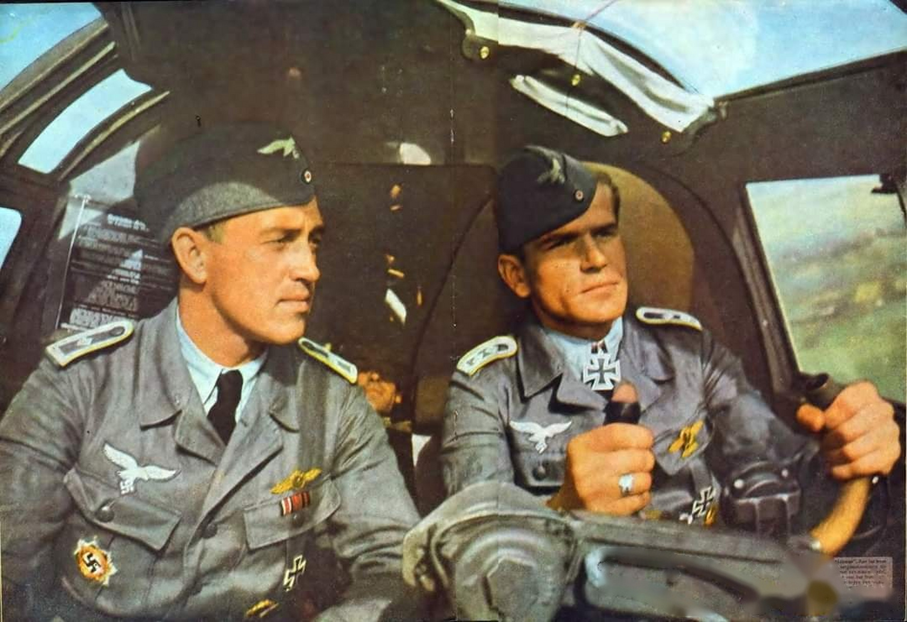 正在试飞新型号轰炸机的二战德军飞行员约翰·彼得·奥肯珀勒军士(右)