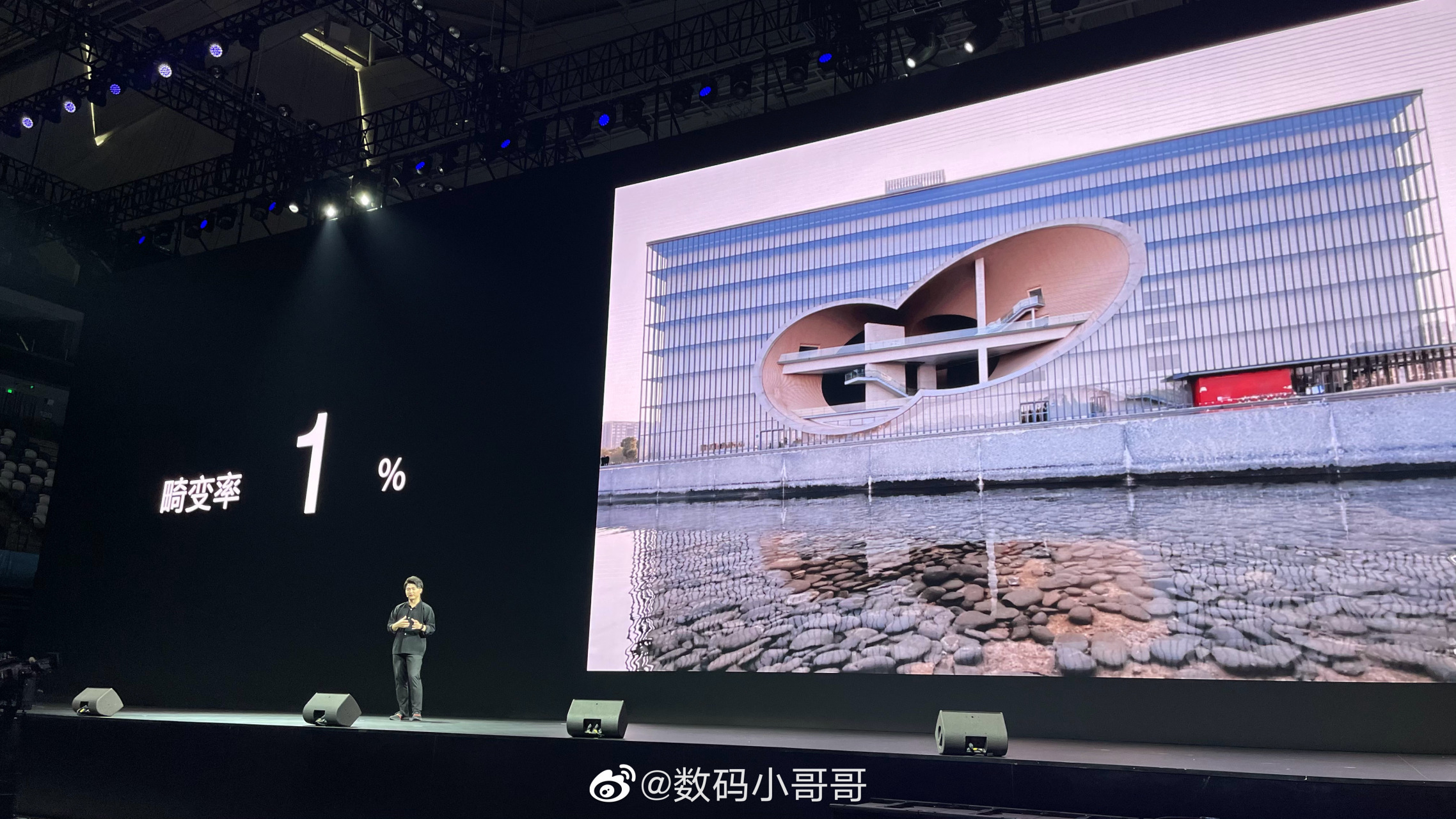 一加9这次采用了主摄级的超广角镜头,自由曲面镜头让画面的畸变率仅为