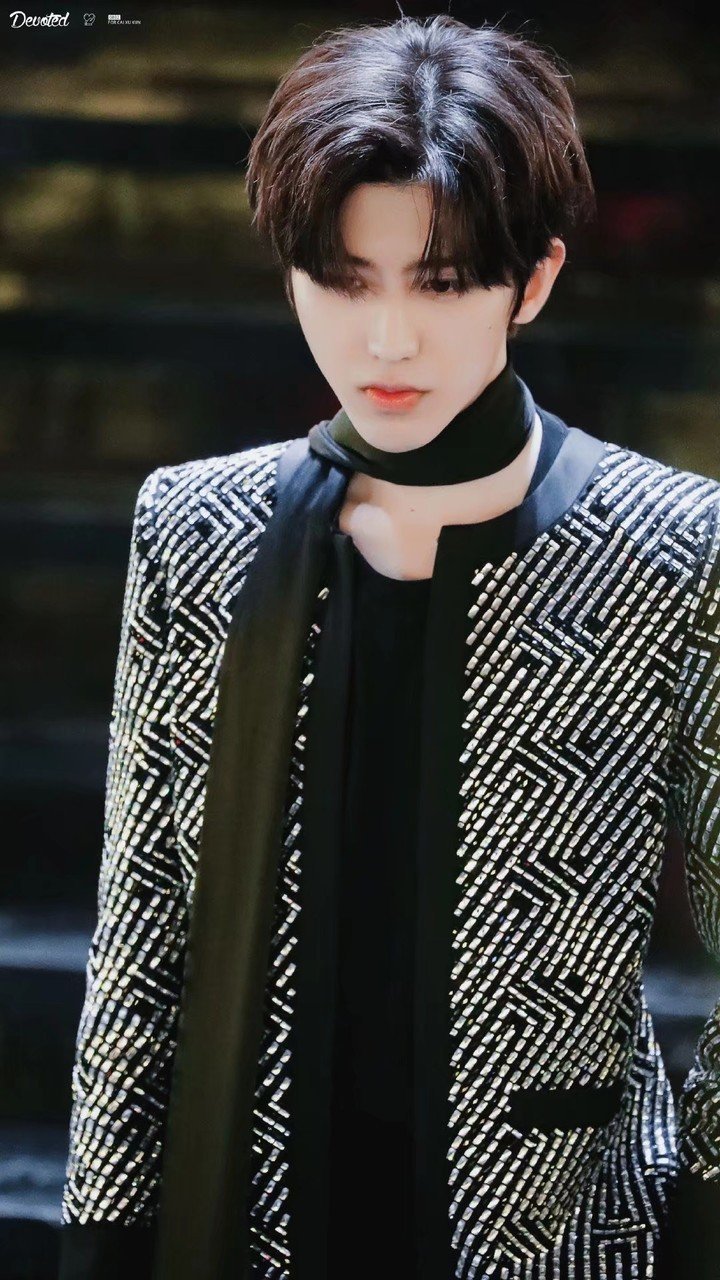 蔡徐坤黑丝带系在脖子上,演绎帅气成熟魅力.