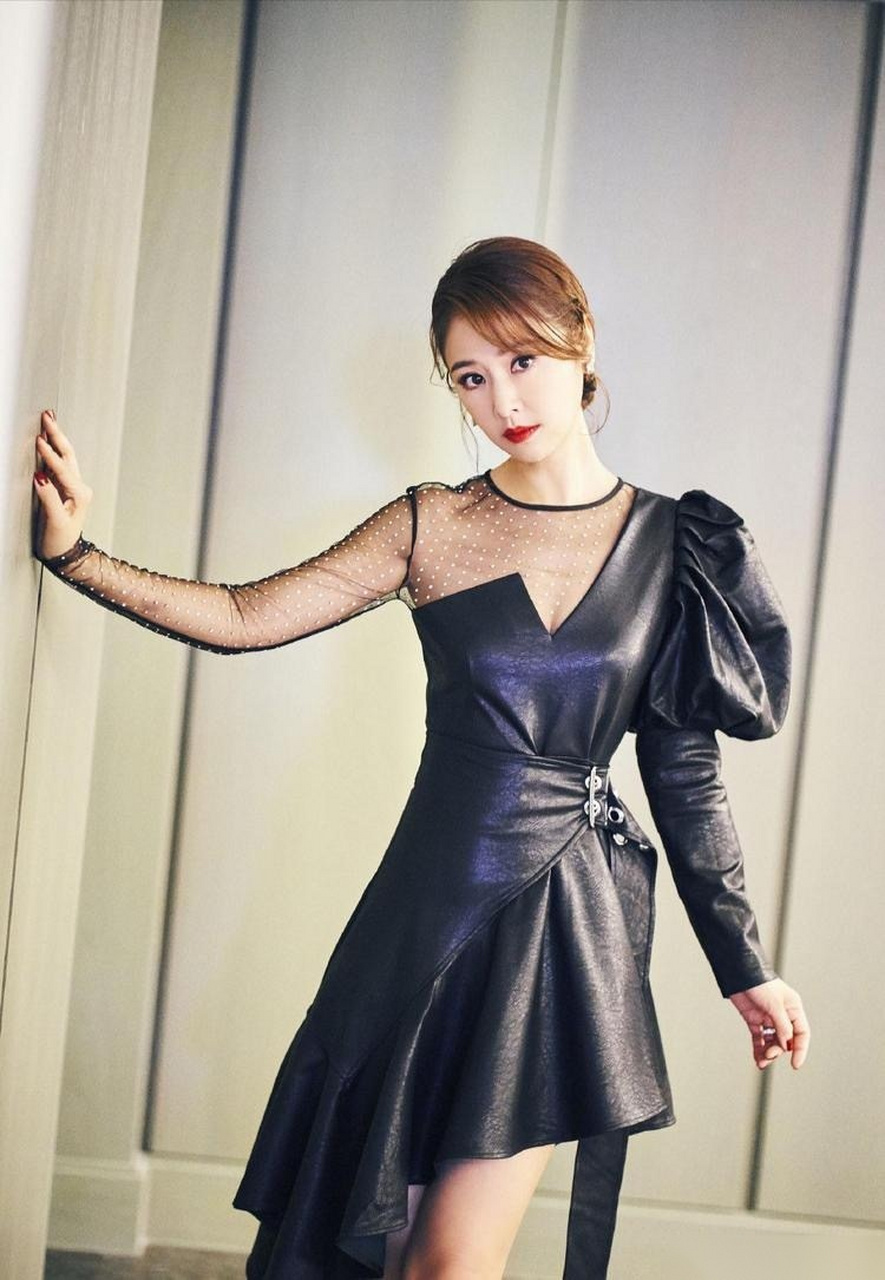 44岁林心如不听霍建华劝,非要挑战"网纱衣",看完只有羡慕.