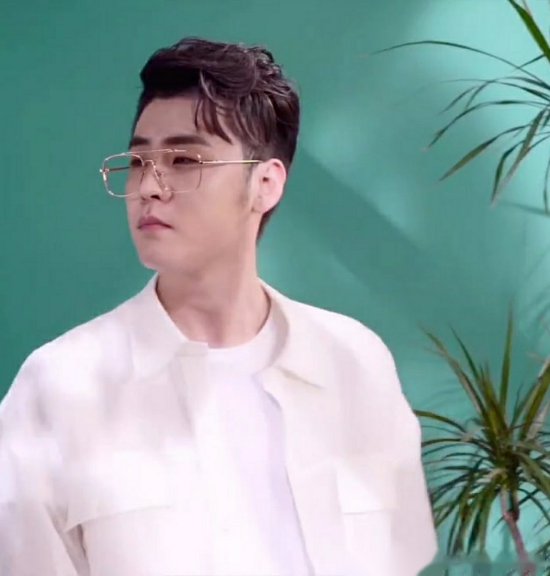 张云雷的这一身白色西装,真的清新又帅气!很难让人不为之心动!