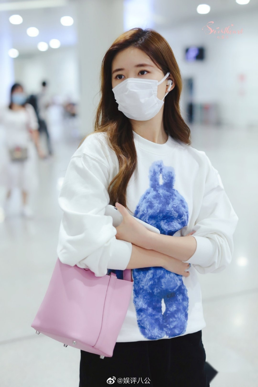 赵露思最新机场图,不看脸只看身材像80斤,脸圆也是个烦恼啊[捂脸]