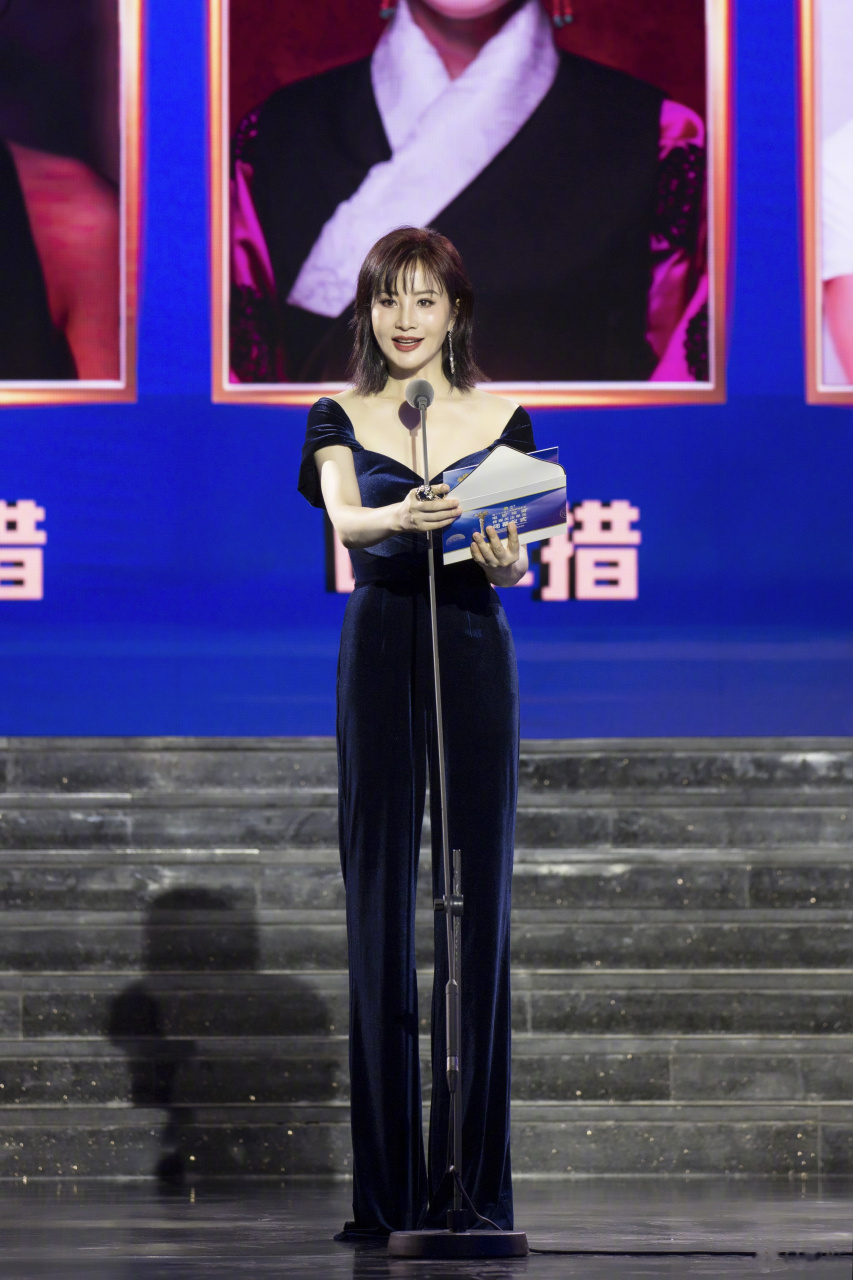很荣幸受邀担任第23届#上海电影节# 电影频道传媒关注单元的颁奖嘉宾