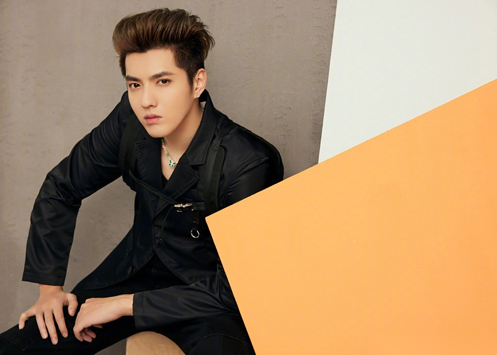 吴亦凡 黑色西装绅士优雅,大背头 眼神杀,是心动的感觉!@吴亦凡