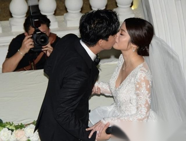 柯有伦当爸#日前,曾出演过《极速青春》的柯有伦晒出和妻子的甜蜜