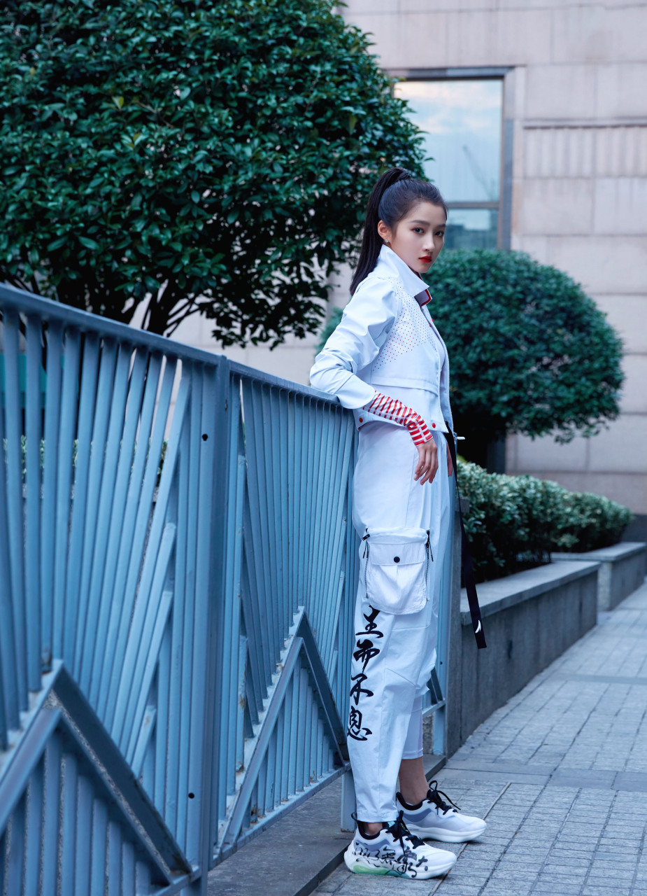 安踏体育 全球代言人关晓彤 今日出席北京冬奥会特许商品国旗款服装大